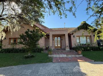 Casa · 284m² · 4 Dormitorios · 2 Cocheras · Casa en Venta Cuatro Hojas