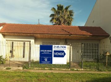 Casa · 112m² · 4 Ambientes · 1 Cochera · Casa de Tres Ambientes en Banfield