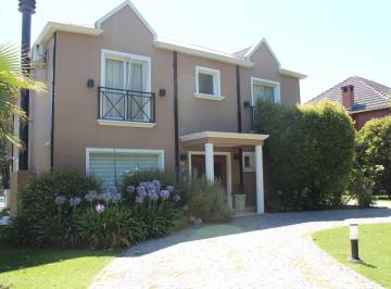 Casa · 167m² · 5 Ambientes · 2 Cocheras · Venta. Casa en golfer'S