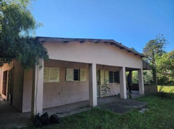 Quinta vacacional · 82m² · 2 Dormitorios · 1 Cochera · Casa con Gran Terreno en Arroyo Leyes a 50 Ms Ruta