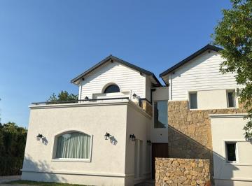 Casa de 6 ambientes, Berazategui · Ombues de Hudson - Casa de 5 Dorm C/pileta - Premium