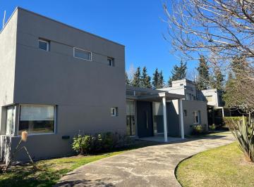 Casa · 210m² · 5 Ambientes · 2 Cocheras · Casa de 5 Ambientes en Barrio Cerrado Valle Claro Benavidez