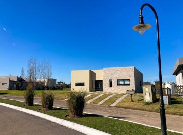 Casa · 141m² · 4 Ambientes · Barrio Cruz del Sur Casa de 4 Ambientes en Venta