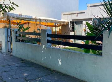 Casa · 64m² · 3 Ambientes · 1 Cochera · Chalet a Reciclar en San José con Gran Potencial Para Ampliación o Desarrollo