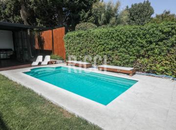 Casa · 180m² · 4 Ambientes · 4 Cocheras · Casa 4 Ambientes en Venta con Piscina Climatizada Quilmes Oeste Apto Credito.