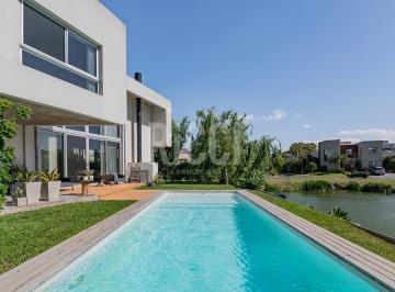 Casa · 400m² · 6 Ambientes · 2 Cocheras · Casa en Venta 6 Ambientes Fondo Laguna Nuevo Quilmes.