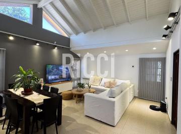 Casa · 203m² · 4 Ambientes · 2 Cocheras · Casa en Venta 4 Ambientes Quilmes Oeste. Excelente Ubicación