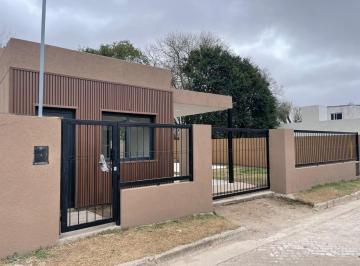 Casa · 51m² · 4 Ambientes · 1 Cochera · Venta Casa 2 Dorm. con Pileta - Roldan