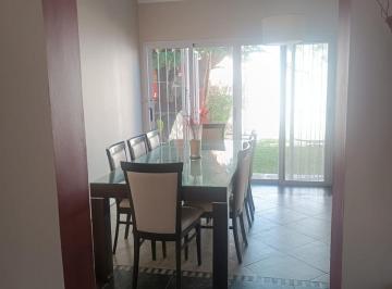 Casa de 6 ambientes, La Plata · Casa 4 Dorm. en Venta en Los Hornos