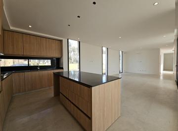 Casa · 176m² · 5 Ambientes · 2 Cocheras · Casa en Alquiler en La Elina
