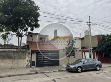 Casa · 161m² · 4 Ambientes · 1 Cochera · Se Vende Casa, Tres Ambientes con Local y Cochera! (Villa Lugano)