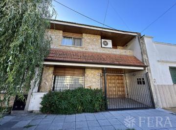 Casa · 102m² · 4 Ambientes · 1 Cochera · Venta PH de 4 Ambientes con Cochera y Jardin en Quilmes