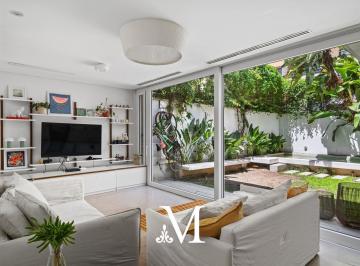 Casa · 330m² · 5 Ambientes · 2 Cocheras · Distinguida Casa en Las Cañitas - Terreno 8.66x24 - 330 m² - Pileta - Jardin - Parrilla