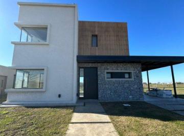 Casa · 190m² · 4 Ambientes · 1 Cochera · Casa en Magallanes en Dos Planta con Pileta Excelente Oportunidad