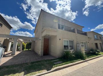 Casa · 106m² · 4 Ambientes · 1 Cochera · Casa en Venta de 4 Ambientes en Pilar