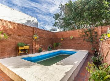 Casa · 160m² · 6 Ambientes · 2 Cocheras · Venta Casa 6 Ambientes con Cochera Descubierta, Patio con Pileta y Quincho con Parrilla