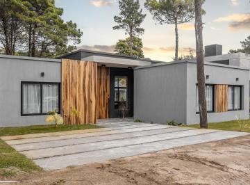 Casa · 215m² · 5 Ambientes · 1 Cochera · Casa en Venta 5 Ambientes Pinamar Pioneros