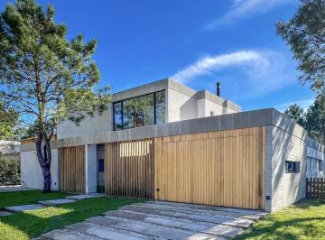 Casa · 337m² · 6 Ambientes · 2 Cocheras · Casa en Venta 6 Ambientes Costa Esmeralda