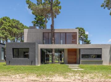 Casa · 240m² · 4 Ambientes · 1 Cochera · Casa en Venta 4 Ambientes Pioneros Pinamar