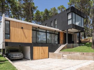 Casa · 300m² · 5 Ambientes · 2 Cocheras · Casa en Venta 5 Ambientes Pioneros Pinamar
