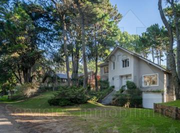 Casa de 5 ambientes, Cariló · Casa de Dos Plantas, Cerca del Campo de Golf (Cod - 78)