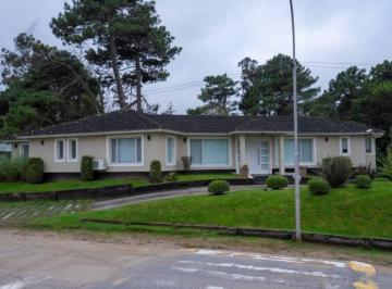Casa · 240m² · 5 Ambientes · 1 Cochera · Casa en Venta 5 Ambientes Pinamar Centro