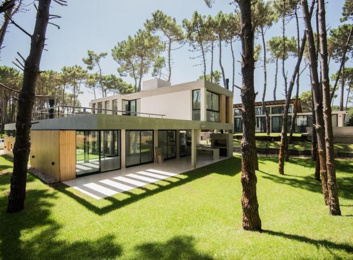 Casa · 221m² · 5 Ambientes · 4 Cocheras