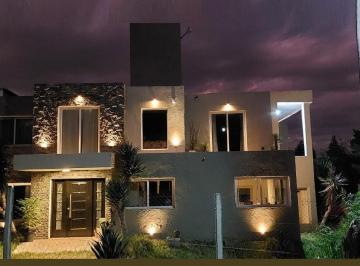 Casa · 290m² · 6 Ambientes · 2 Cocheras · Vendo Casa de Dos Plantas en Villa Lago Azul (B° Cerrado Sobre El Lago San Roque)