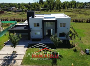 Casa · 350m² · 6 Ambientes · 2 Cocheras · Venta de Casa 6 Ambientes en Terravista a Estrenar