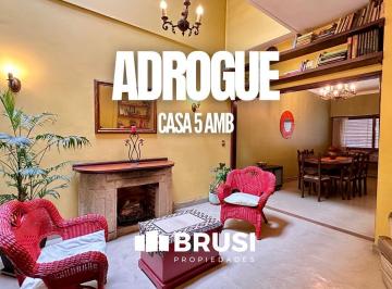 Casa · 266m² · 5 Ambientes · 1 Cochera · Casa en Adrogue 5 Ambientes en 2 Plantas con Quincho