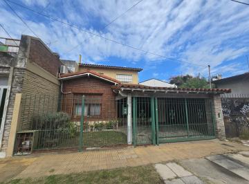 Casa de 6 ambientes, Almirante Brown · Casa Dos Familias en Excelente Ubicacion.