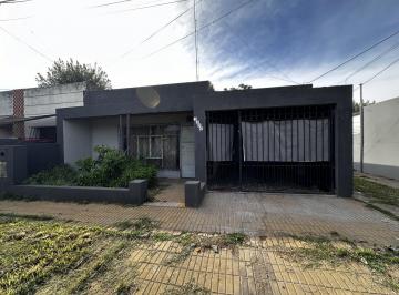 Casa · 60m² · 4 Ambientes · 1 Cochera · Casa en Barrio Sarmiento