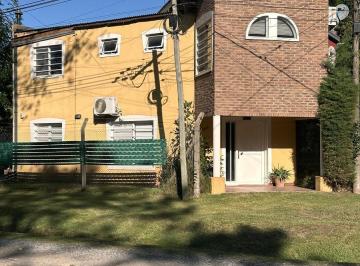 Casa · 187m² · 4 Ambientes · 1 Cochera · Casa en Venta en Calle 424 Esq.135 Villa Elisa
