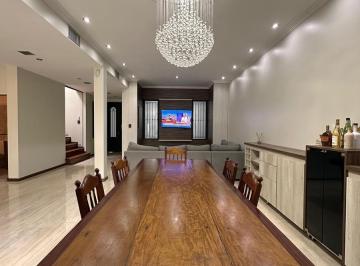 Casa · 360m² · 7 Ambientes · 2 Cocheras · Excelente Casa en Venta en 121 E/68 y 69