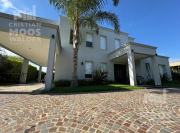 Casa · 169m² · 5 Ambientes · 1 Cochera · Impecable Casa a La Venta en Barrio Los Eucaliptus