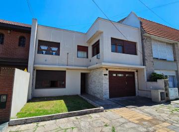 Casa de 5 ambientes, Mar del Plata · En Venta Casa a Reciclar con Garage y Parque. Barrio Chauvin.