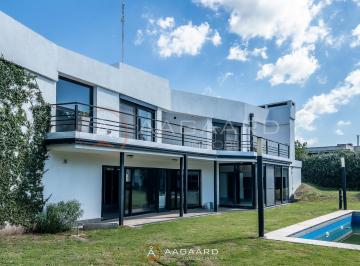 Casa · 300m² · 5 Ambientes · 1 Cochera · Valle Escondido Casa en Venta 3d - Escritura