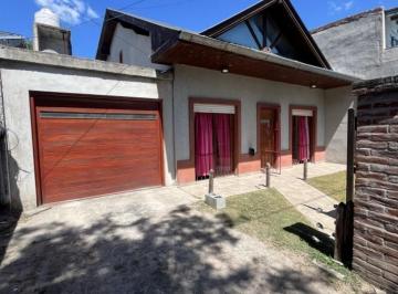 Casa · 120m² · 4 Ambientes · 2 Cocheras · Venta de Casa 4 Ambientes con Pileta en Barrio Malvinas Argentinas