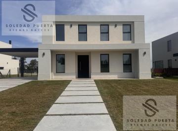 Casa · 220m² · 5 Ambientes · 1 Cochera · Venta de Casa de 5 Ambientes en Pilar Golf, Pebble Beach