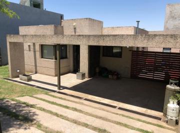 Casa · 104m² · 2 Dormitorios · 2 Cocheras · Venta Casa 2 Dorm, con Pileta - Villa Catalina, Rio Ceballos