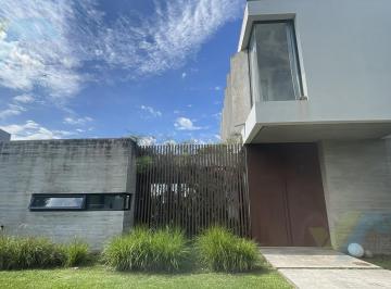 Casa · 210m² · 4 Ambientes · 2 Cocheras · Casa en El Canton Norte Laguna