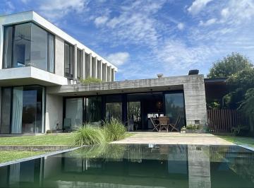 Casa · 210m² · 4 Ambientes · 2 Cocheras · Casa en El Canton Norte Laguna