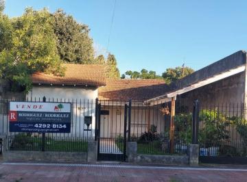 Casa de 3 ambientes, Lomas de Zamora · Casa con Retiro de Frente con Techo de Teja Francesa en Amplio Lote