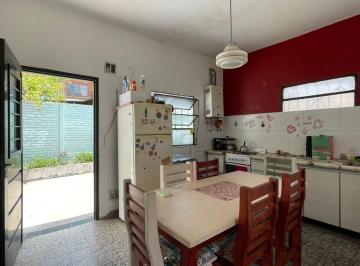 PH · 67m² · 3 Ambientes · 1 Cochera · Venta PH Tipo Casa - 3 Ambientes con Patio y Jardin - Al Frente - Sin Expensas - Lanús - Zona Sur