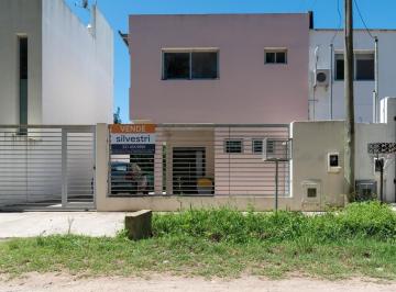 Casa · 115m² · 3 Ambientes · 1 Cochera · 13 Bis Entre 651 y 652 Sicardi - Casa en de Dos Dorm. en Venta