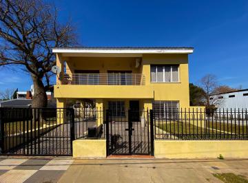Casa · 240m² · 8 Ambientes · 2 Cocheras · Venta Casa en Funes Tres Dorm. Jardin Piscina Quincho