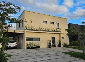 Casa · 180m² · 4 Ambientes · 1 Cochera · Casa en Venta en Acacias, Puertos, Escobar