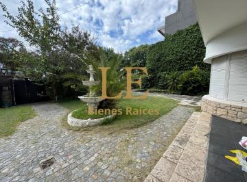 Casa · 452m² · 5 Ambientes · 5 Cocheras · Venta Casa con Pileta