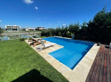 Casa · 226m² · 5 Ambientes · 2 Cocheras · Venta. casa a La Laguna. San Sebastian. sector 9.