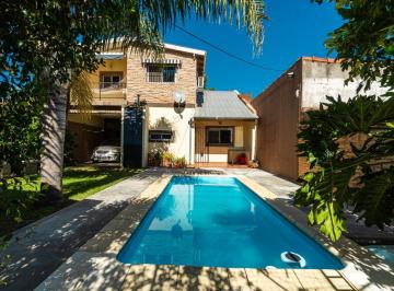 Casa · 146m² · 5 Ambientes · 3 Cocheras · Casa en Venta en de Vicenzo Grande, Pilar - 5 Ambientes con Pileta Apta Credito
